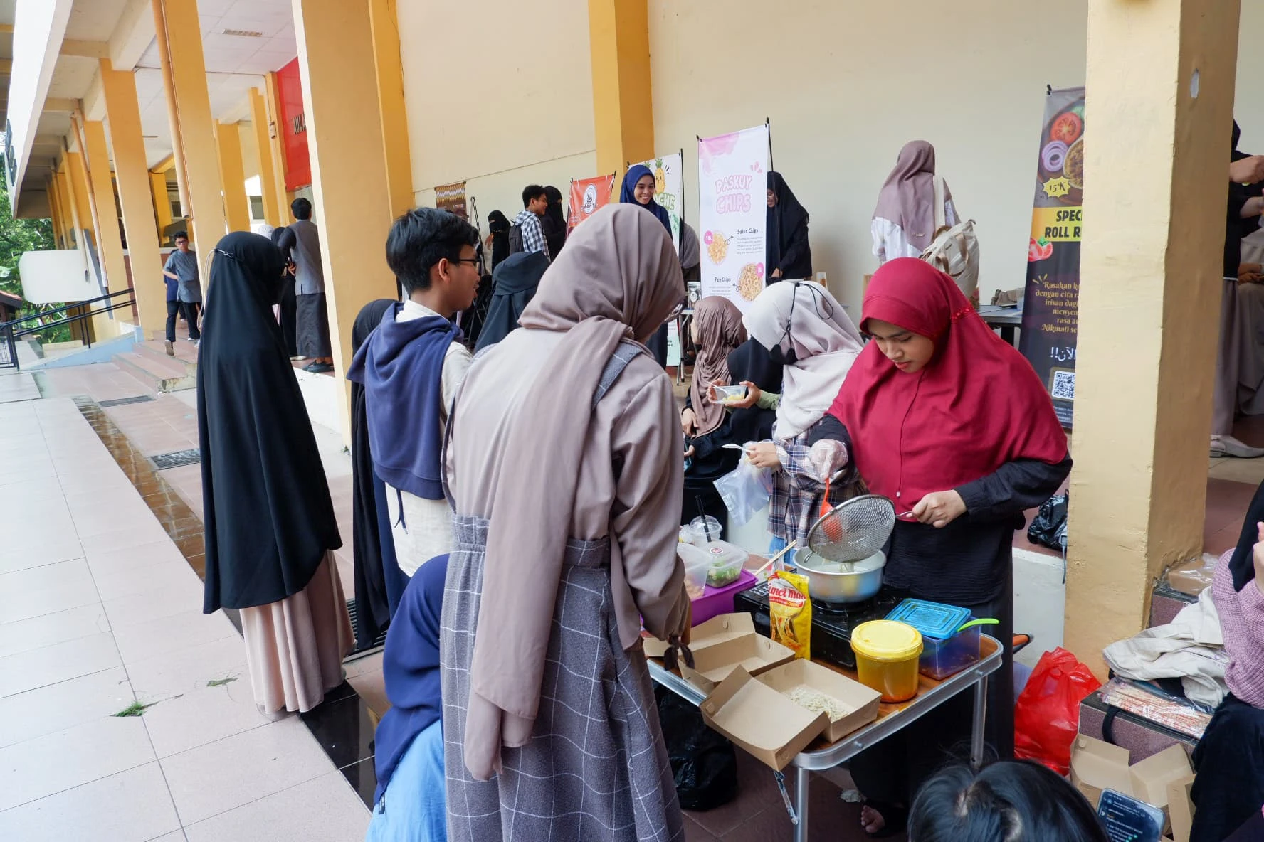 Mahasiswa Sastra Arab Unhas menampilkan sisi lain kreativitas mereka dalam pameran produk inovatif yang digelar usai pementasan teater berbahasa Arab. Dari dapur mini hingga stan kreatif, suasana Aula Prof. Mattulada disulap menjadi ruang kolaborasi penuh semangat dan ide segar. Kredit: Mutia Aulia.